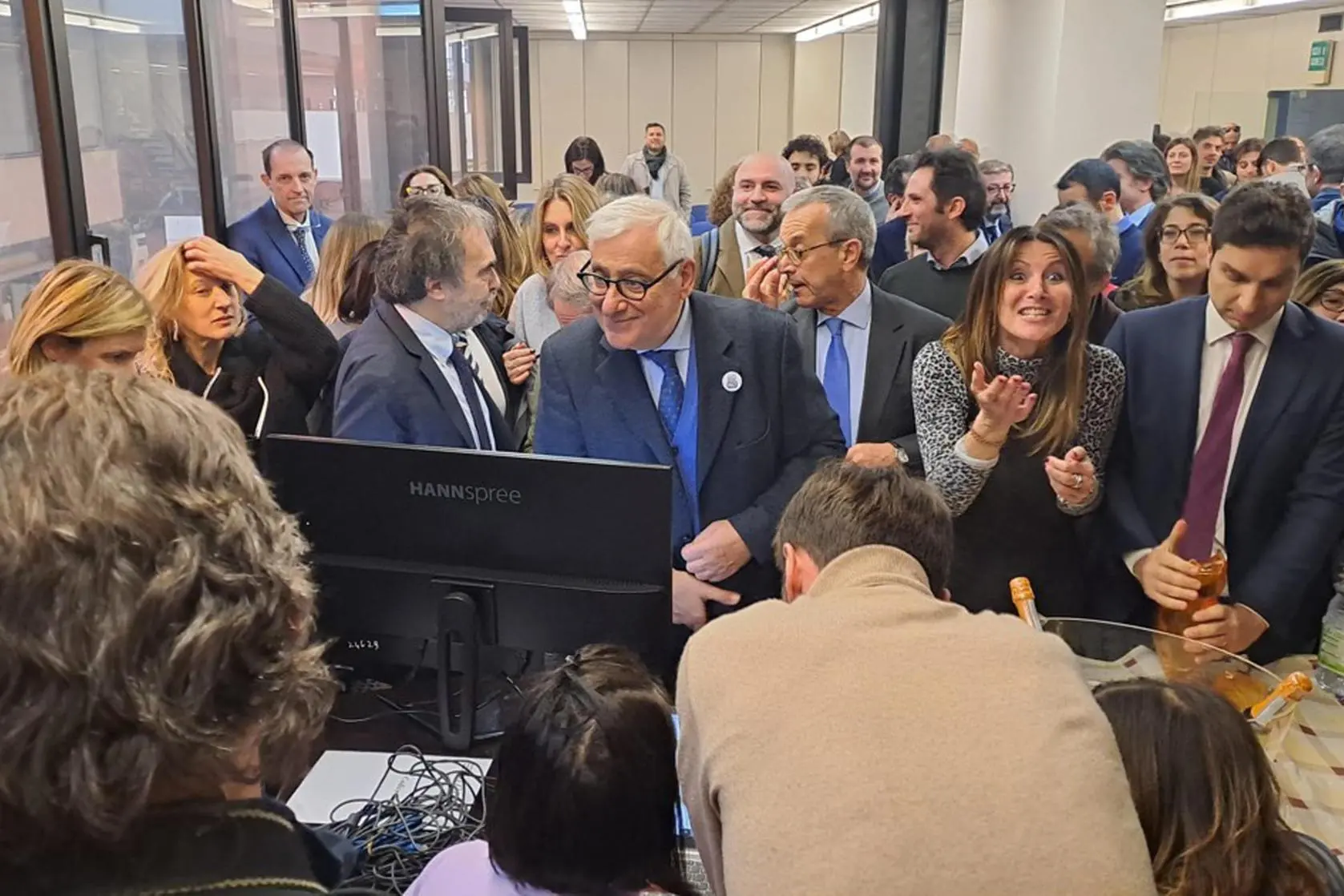 A Napoli i magistrati brindano cantando 'Bella ciao' (foto Ansa)