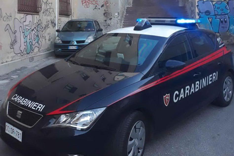 Cagliari, spacciatore minaccia con un coltello un carabiniere