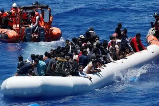 Un barchino di migranti
