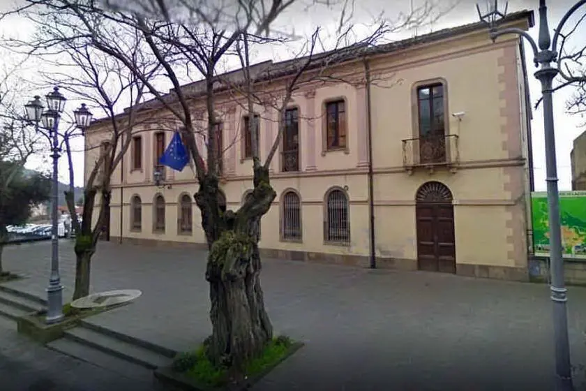 Il municipio di Laconi (foto Antonio Pintori)