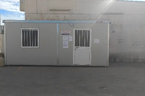 Box all'esterno adibito ad ufficio ASL a Porto Torres (foto Pala)