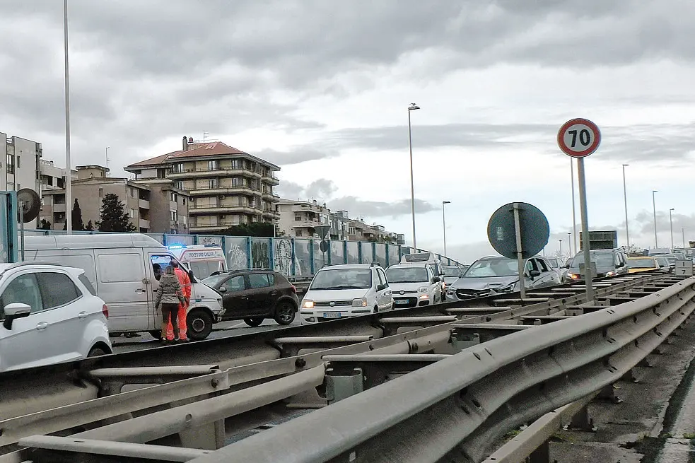 Un incidente sull'Asse mediano a Cagliari, con le auto in coda (foto Ungari)