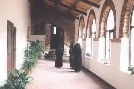 Alcune monache nel chiostro del convento
