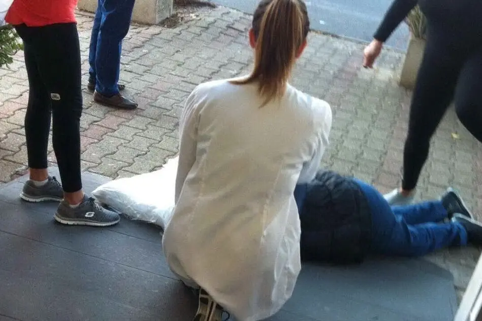 La signora caduta sul marciapiede