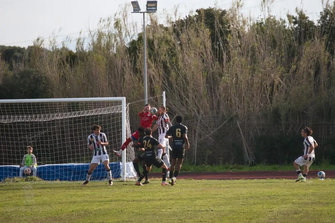 Un'immagine del match tra Santa Teresa e Ossese (foto Paolo Molino)