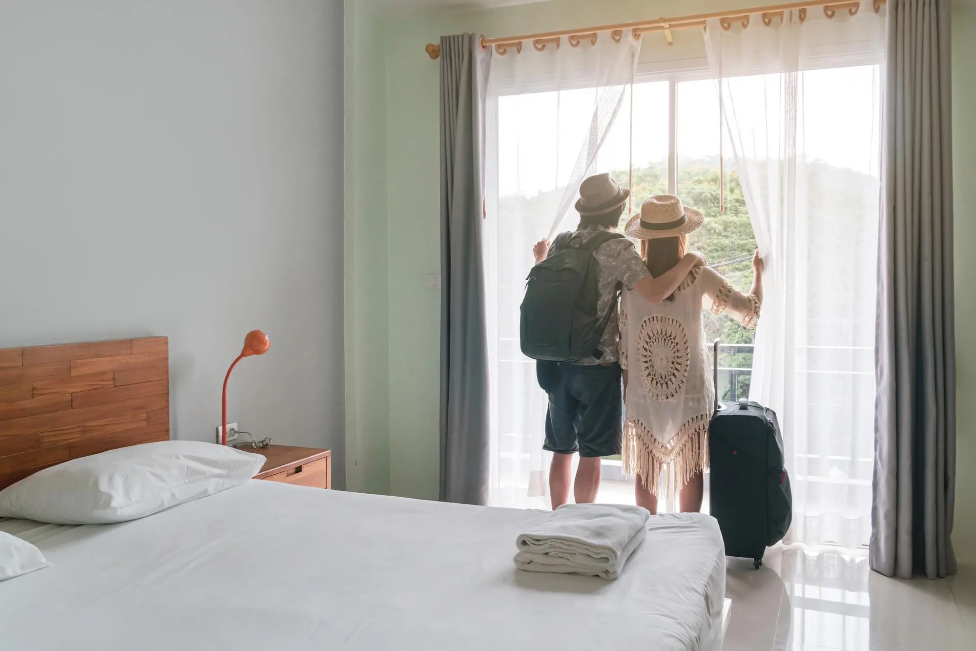 Una coppia di turisti in una stanza