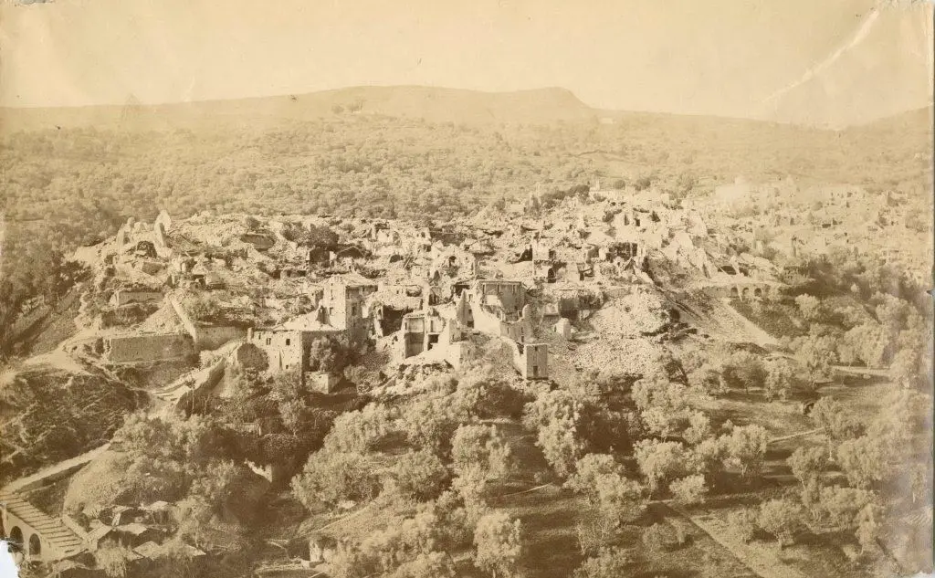 La distruzione a Montemurro, in Basilicata, 1857-58. Foto di Alphonse Bernoud\r © Royal Society