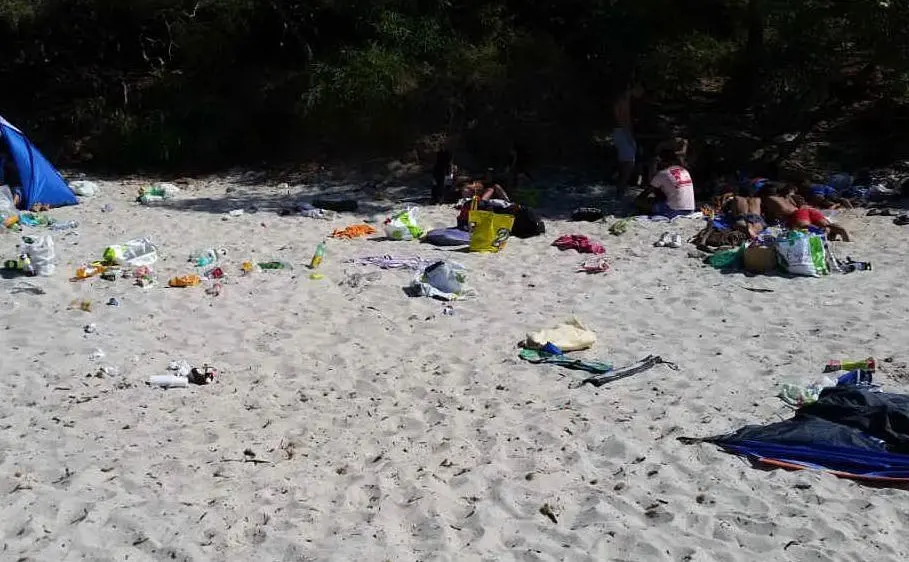 Rifiuti e sporcizia sulla spiaggia di Genn'e Mari (foto dai nostri lettori)