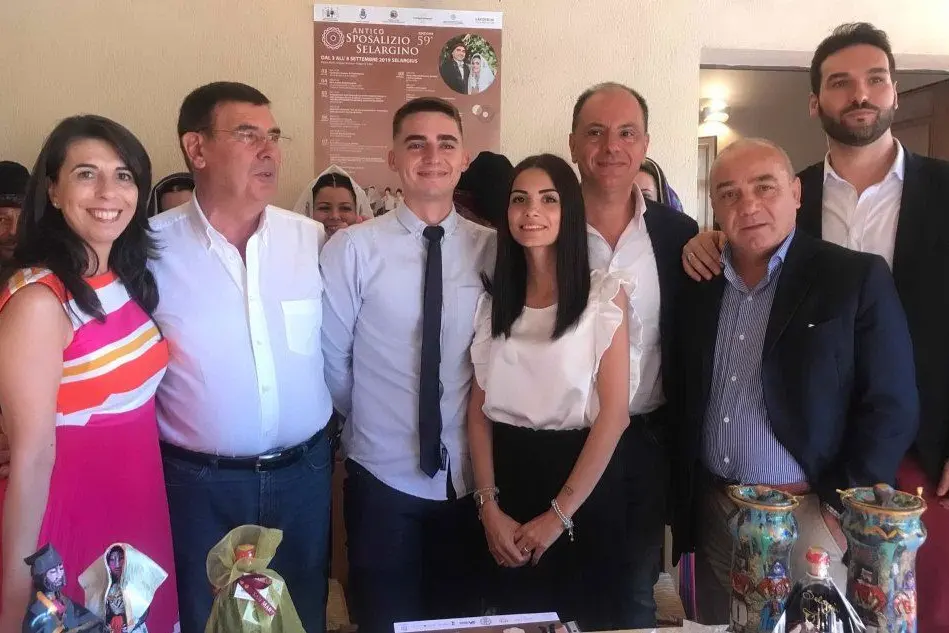 Gli sposi a fianco del sindaco Gigi Concu e del presidente della Pro Loco Gianni Frau (foto L'Unione Sarda - Serreli)