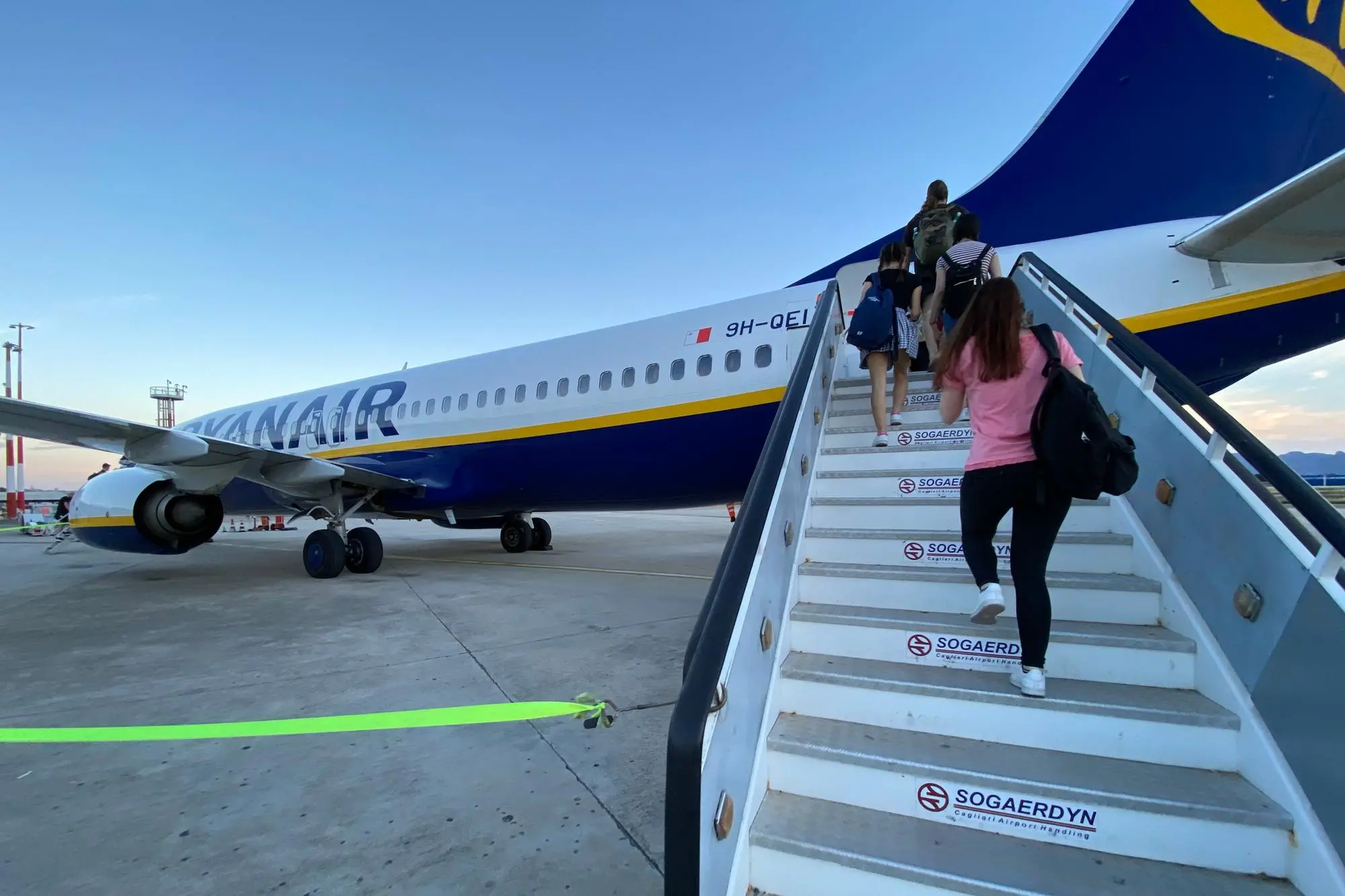 Un aereo Ryanair all'aeroporto di Cagliari