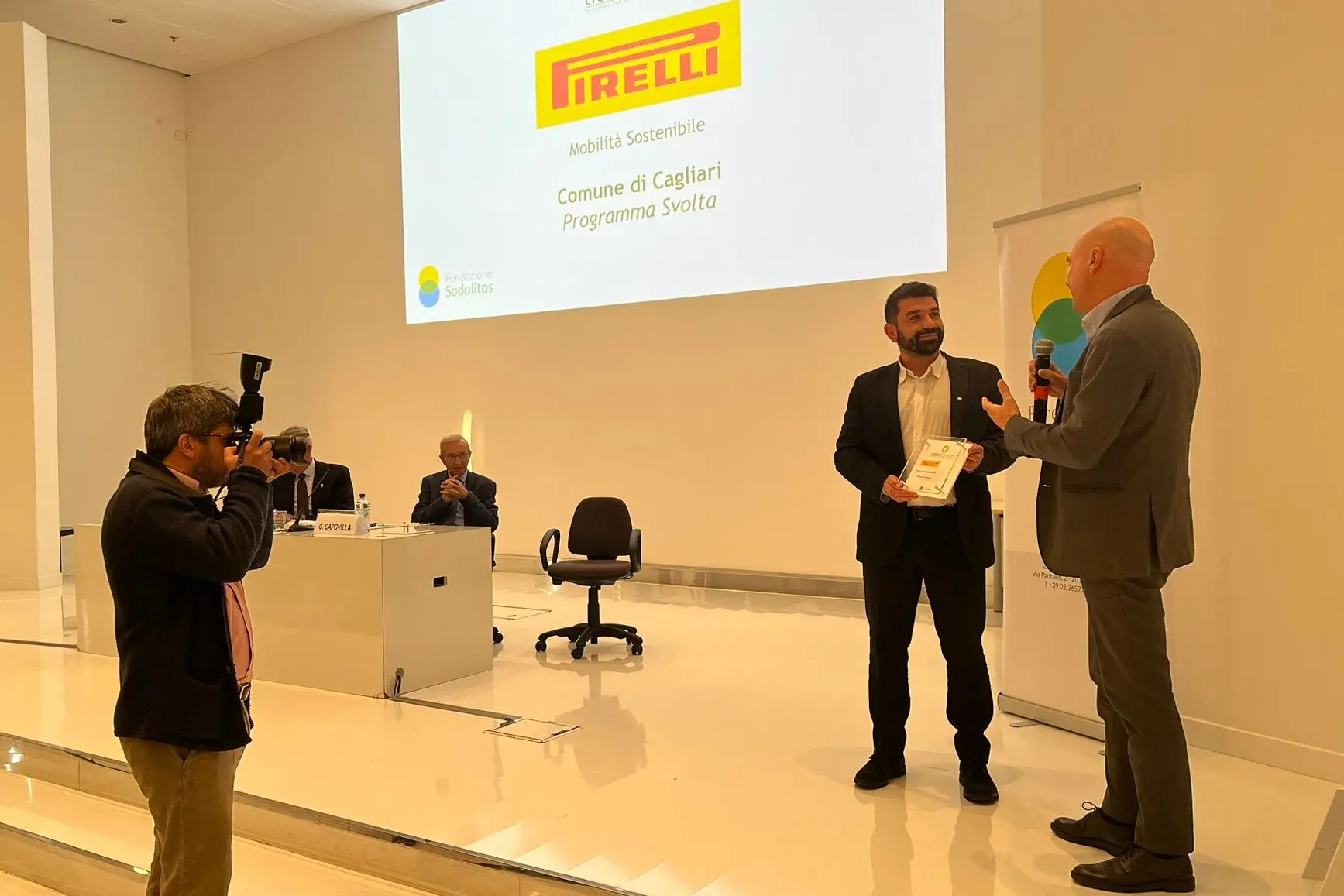 La consegna del premio a Marco Benucci, presidente del Consiglio comunale di Cagliari