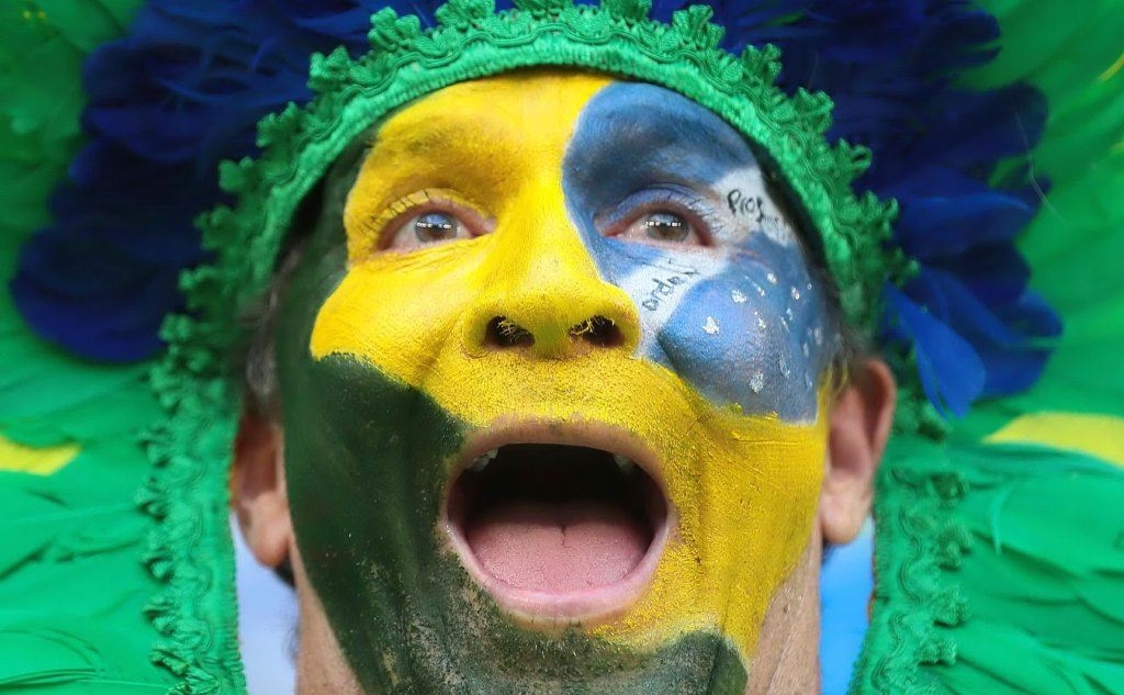 Russia 2018: la sorpresa Messico insidia il Brasile (l'entusiasmo di un tifoso brasiliano sugli spalti dello stadio di Samara)