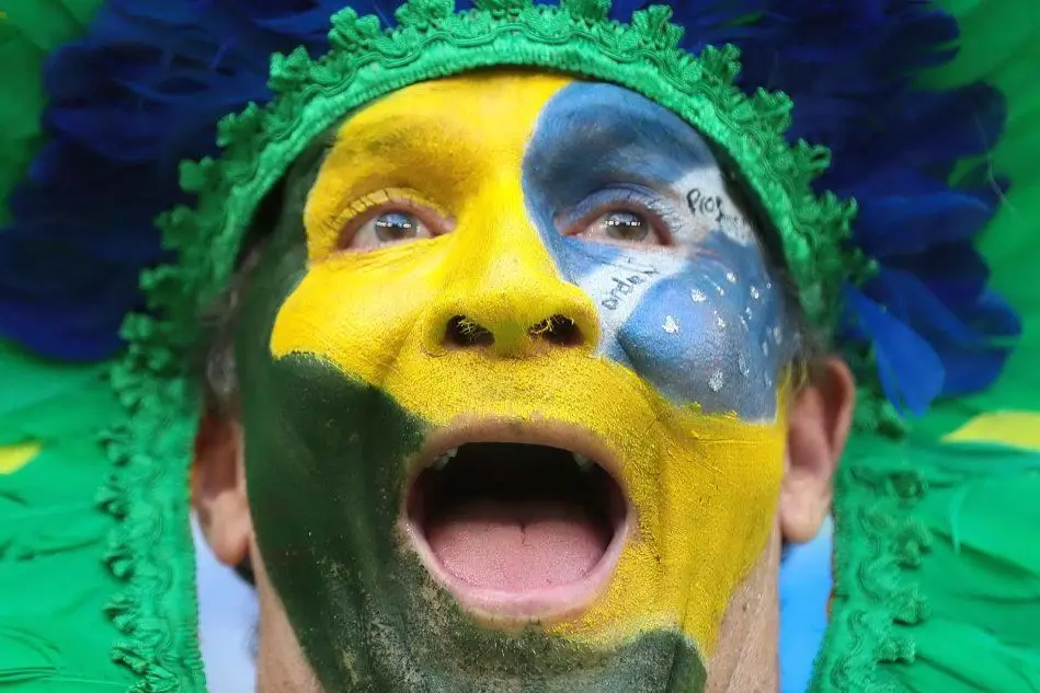Russia 2018: la sorpresa Messico insidia il Brasile (l'entusiasmo di un tifoso brasiliano sugli spalti dello stadio di Samara)
