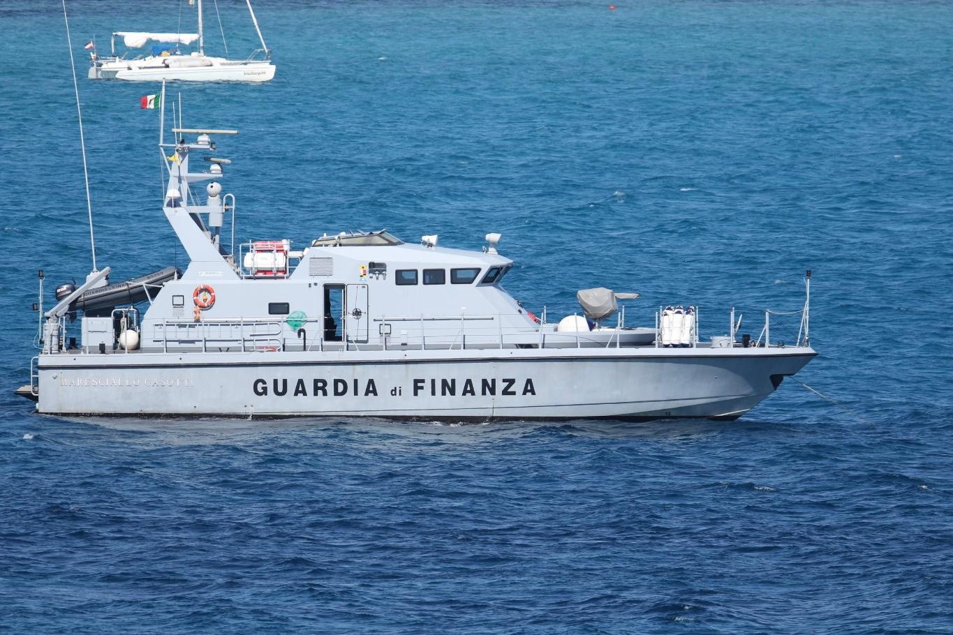 La Motovedetta della Guardia di Finanza durante le operazioni di pattugliamento delle coste (foto L'Unione Sarda - Murru)