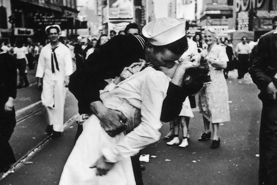 La famosa foto del bacio a Times Square (foto Ansa)