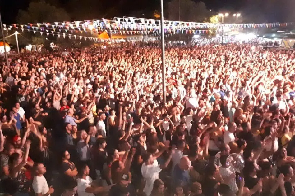 La folla durante il concerto (foto L'Unione Sarda - Ena)