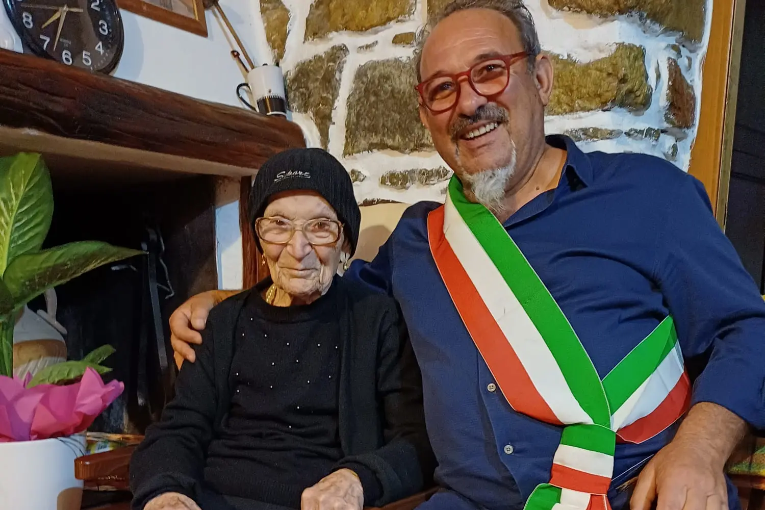 La signora Laurina Caria con il primo cittadino di Assolo Giuseppe Minnei (foto concessa)