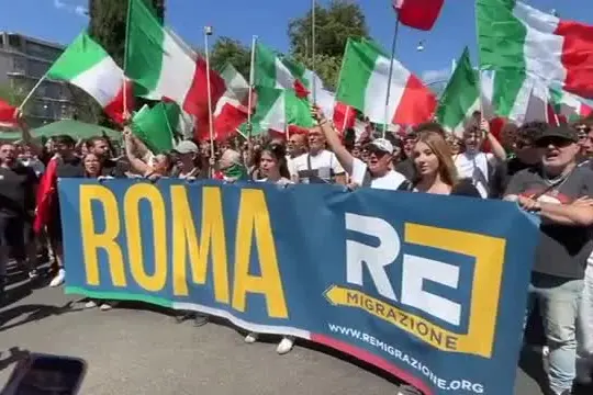 "Immigrati via a calci in c...", a Roma sfila il corteo per la Remigrazione