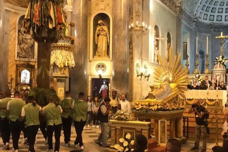 L'ingresso di uno dei Candelieri nella Chiesa di Santa Maria (Archivio L'Unione Sarda)