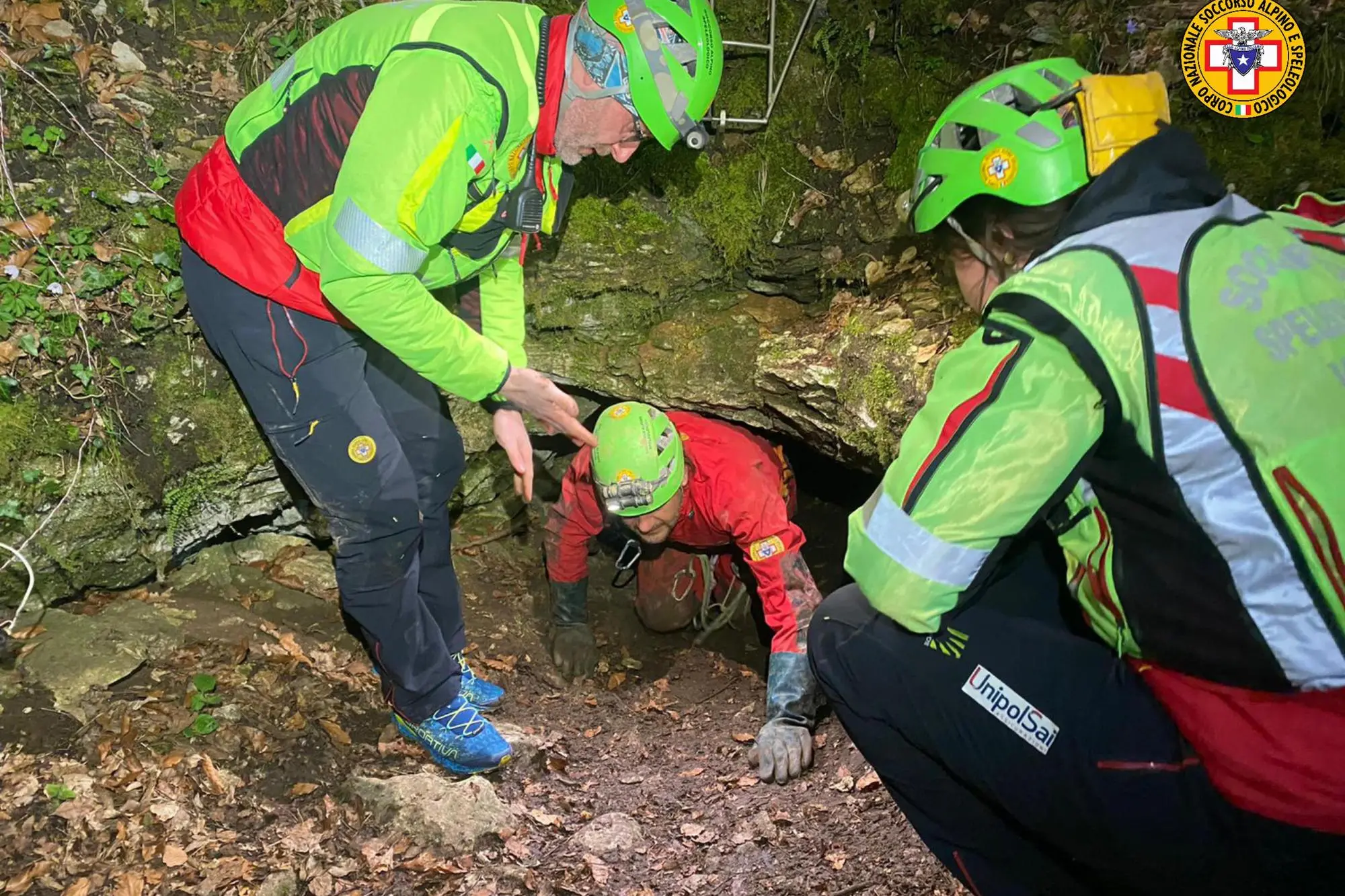I soccorritori nella grotta (Foto Soccorso Alpino)