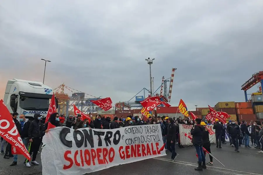 La manifestazione all'hub di Amazon di Castel San Giovanni (foto Facebook Sì Cobas Piacenza)