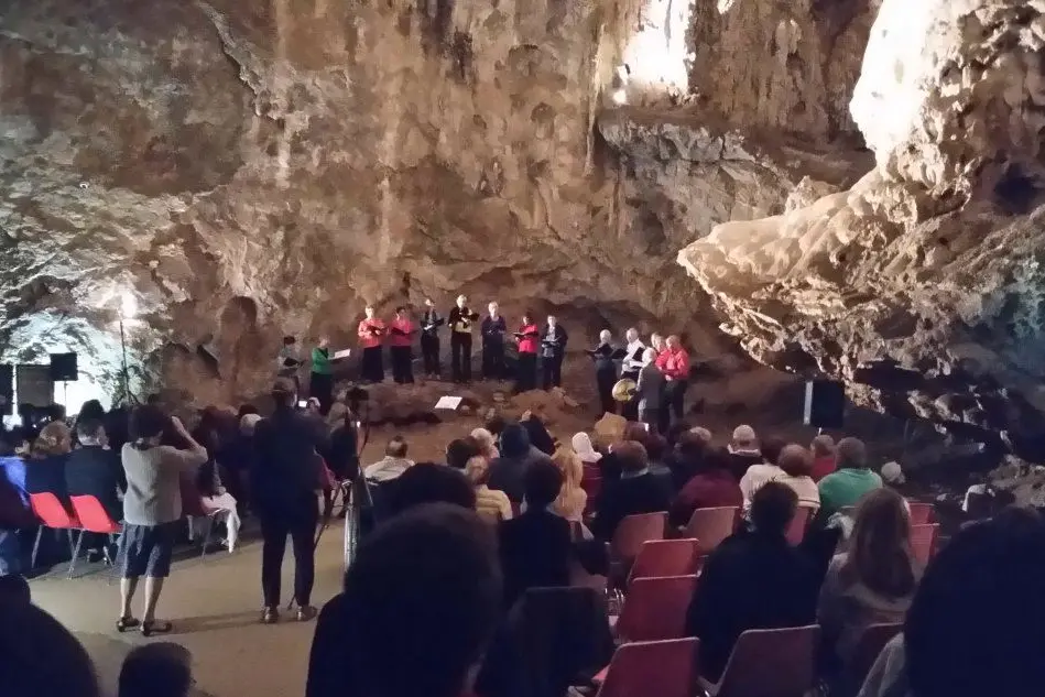 Una delle esibizioni della scorsa edizione all'interno della grotta di san Giovanni