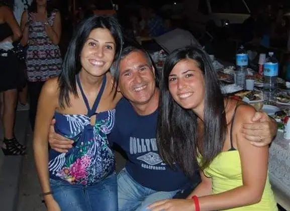 Tamara e Jessica Piga con il loro papà (foto concessa)