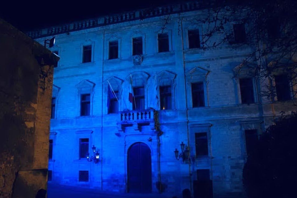 Il Palazzo Ducale, sede del Comune di Sassari, illuminato di blu