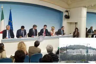 La Conferenza Stampa di ieri dopo il Cdm e, nel riquadro in basso a destra, il San Raffaele di Olbia.