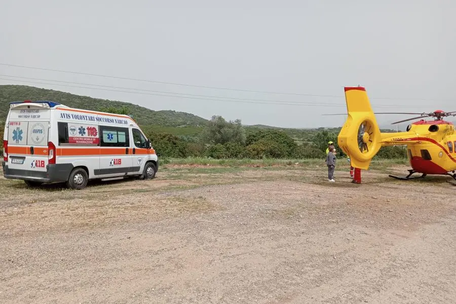 L'ambulanza dell'Avis Narcao e l'elisoccorso (foto L'Unione Sarda - Fabio Murru)