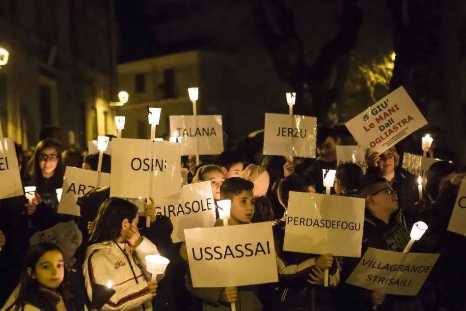 Fiaccolata di protesta contro i tagli ai servizi in Ogliastra