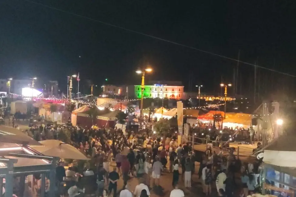 La Maddalena, piazza Umberto I (foto Ronchi)