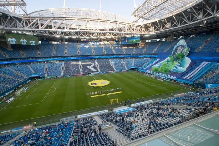 epaselect epa08511056 View of semi-empty Gazprom arena during the Russian Premier League soccer match between Zenit St. Petersburg and Krylia Sovetov Samara in St. Petersburg, Russia, 26 June 2020. Russian Soccer Premier League restarts matches after a lockdown caused by coronavirus pandemic with limited quantity of fans. EPA/ANATOLY MALTSEV
