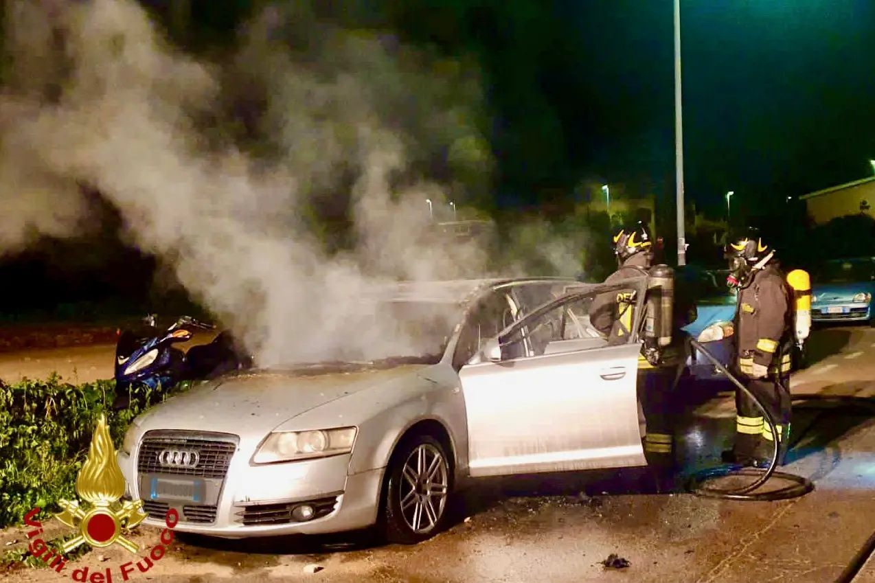 L'Audi in fiamme a Olbia (foto Vigili del Fuoco)