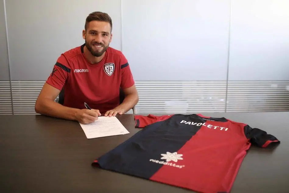 Sorrisi e pollici in su: Leonardo Pavoletti arriva a Cagliari