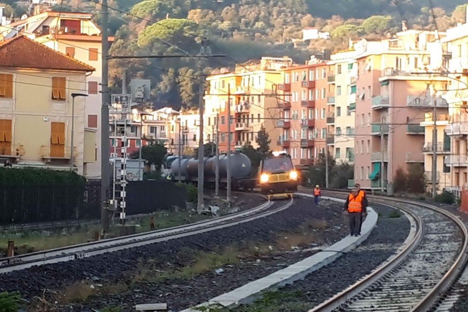 Il treno merci uscito dai binari a Rapallo (Ansa)
