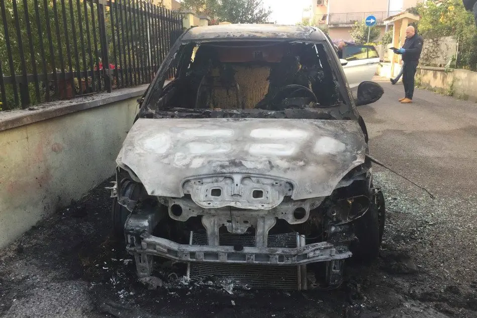 La Lancia Y distrutta dalle fiamme (foto L'Unione Sarda - Sanna)