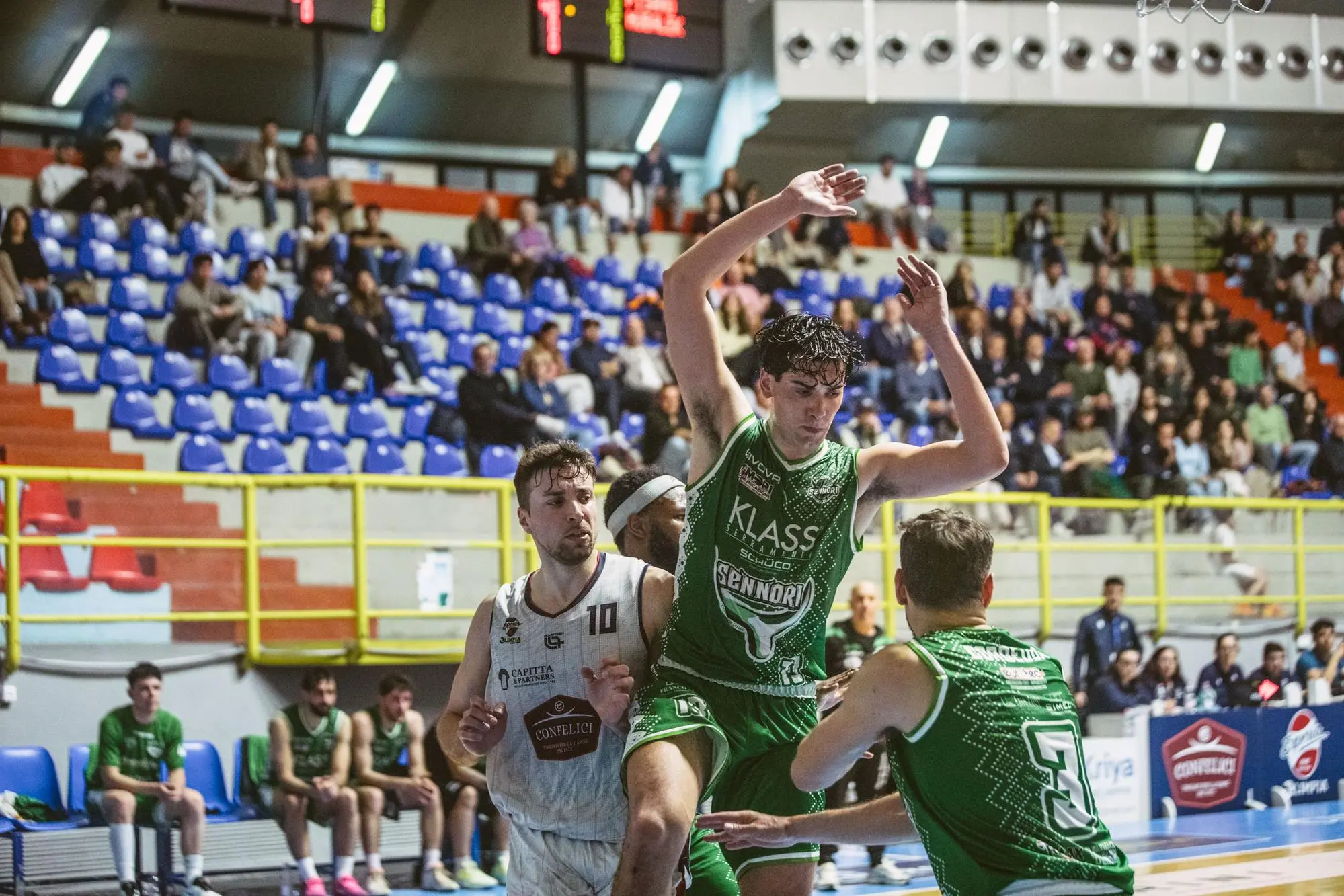 Una fase del derby di mercoledì al PalaPirastu (foto Esperia)