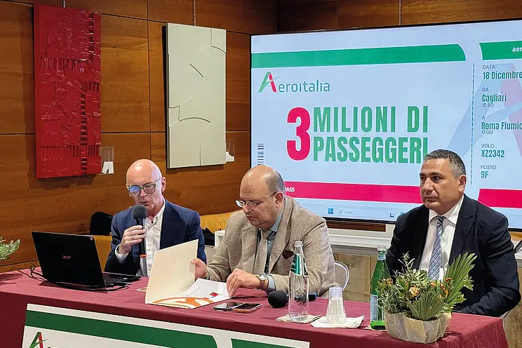 L’amministratore delegato di Aeroitalia (al centro) in occasione della conferenza stampa a Cagliari