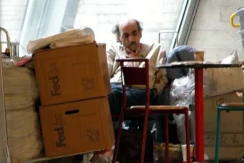 E' il 26 agosto del 1988 quando il rifugiato iraniano Mehran Karimi Nasseri, noto anche come Sir Alfred Mehran, arriva all'aeroporto Charles de Gaulle di Parigi, che diventerà la sua casa fino a luglio 2006. La sua autobiografia "The Terminal Man" ha ispirato il film del 2004 "The Terminal" di Steven Spielberg con Tom Hanks e Catherine Zeta-Jones. Nasseri nasce a Masjed-e Soleyman nel 1942, figlio naturale di un medico iraniano impiegato presso l'Anglo-Iranian Oil Company e, come affermerà dopo la morte del padre, di un'infermiera scozzese. Nel 1973, arriva in Inghilterra per studiare presso l'università di Bradford; a seguito di questo suo soggiorno di studio, affermò poi che, nel 1976, fece ritorno in Iran ma, a causa del suo attivismo contro lo scià Mohammad Reza Pahlavi, venne arrestato ed espulso dal paese dopo quattro mesi di detenzione; tuttavia, questa sua affermazione è stata smentita da indagini successive che appurarono come nei confronti di Nasseri non sia mai stato emesso alcun ordine d'espulsione dal territorio nazionale[1]. In realtà, l'unico elemento della storia del suo passato che abbia finora trovato riscontro è quello che lo vedeva figurare tra i 20 studenti che, nel 1970, furono trattenuti dalle forze dello scià per interrogarli a seguito dello scoppio d'un moto di proteste contro un nuovo regolamento all'università di Teheran.   Comunque, Nasseri provò ad emigrare nel Regno Unito, che però gli rifiuta l'asilo politico; comincia così a vagare per l'Europa, finché dopo 5 anni, il 7 ottobre del 1981, la sua esistenza è ufficialmente riconosciuta dalle autorità belghe e ottiene la tessera di rifugiato № 86 399. Con tutti i documenti in regola, decide allora di recarsi nuovamente nel Regno Unito alla ricerca della sua presunta vera madre (che, per l'appunto, ha sempre asserito d'essere una suddita britannica di nazionalità scozzese) e, il 16 novembre 1984, prende un traghetto per Folkestone; però il Regno Unito lo respinge ancora e, poiché adesso è senza documenti, anche il Belgio gli nega l'ingresso: aveva infatti inviato le sue carte di rifugiato all'Alto Commissariato delle Nazioni Unite per i rifugiati, a Bruxelles, nella speranza che le autorità britanniche non potessero rimpatriarlo in Belgio; inoltre mostra i primi segnali di un declino mentale, segnalato anche dal fatto che comincia a farsi chiamare «sir Alfred Mehran», mostrando inoltre d'ignorare chi sia il Mehran Karimi Nasseri a cui i suoi documenti fanno capo.   Nel 1985 sbarca finalmente in Francia, a Boulogne-sur-Mer, ma il governo francese lo condanna a tre mesi di carcere per essere entrato e aver soggiornato illegalmente sul suo territorio. All'uscita dal carcere Nasseri riprende a vagabondare facendo perdere le sue tracce; viene ritrovato nell'agosto del 1988 al terminale 1 dell'aeroporto Charles de Gaulle, mentre tenta nuovamente di imbarcarsi per l'Inghilterra. Nel 1992 la Francia è pronta a concedergli il permesso di soggiorno se presenta la sua tessera di rifugiato accordatagli dal governo belga, il quale chiede però che sia Nasseri in persona ad andare a ritirarla, ma egli non può uscire dalla Francia perché i suoi documenti sono all'estero. La situazione si sblocca sette anni dopo, nel 1999, quando viene accompagnato al tribunale di Bobigny per ritirare i suoi documenti, ma Nasseri sorprende tutti sostenendo che quei documenti sono errati e dichiara di chiamarsi "sir Alfred Mehran" e di non essere un cittadino iraniano. Nasseri ha continuato quindi a soggiornare al terminale 1 dell'aeroporto Charles De Gaulle fino all'agosto 2006 quando, per un'intossicazione alimentare, è stato ospedalizzato. Dimesso nel gennaio 2007, è stato preso in consegna dalla sezione locale della Croce Rossa francese dell'aeroporto; ha soggiornato per alcune settimane in un albergo vicino all'aeroporto, e il 5 marzo 2007 è stato trasferito in una casa di accoglienza gestita da Emmaüs France nel XX arrondissement di Parigi.