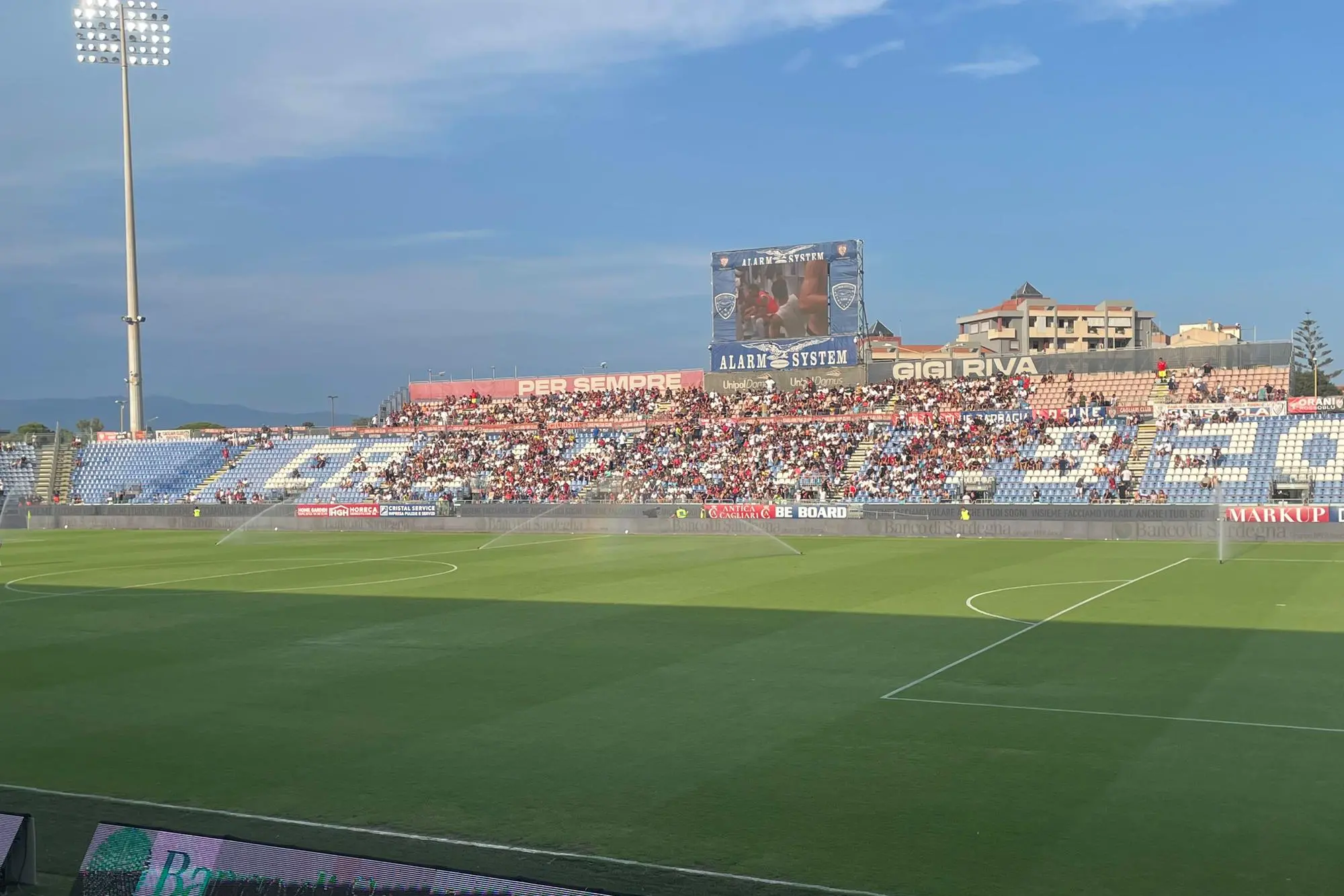 Tifosi all’Unipol Domus per una partita del Cagliari