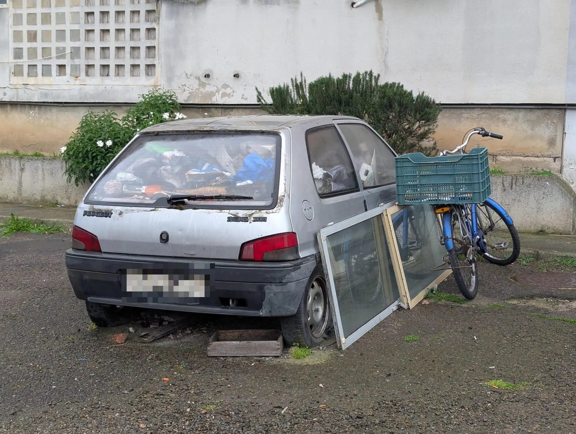 Un'auto abbandonata a Cagliari, piena di rifiuti al suo interno