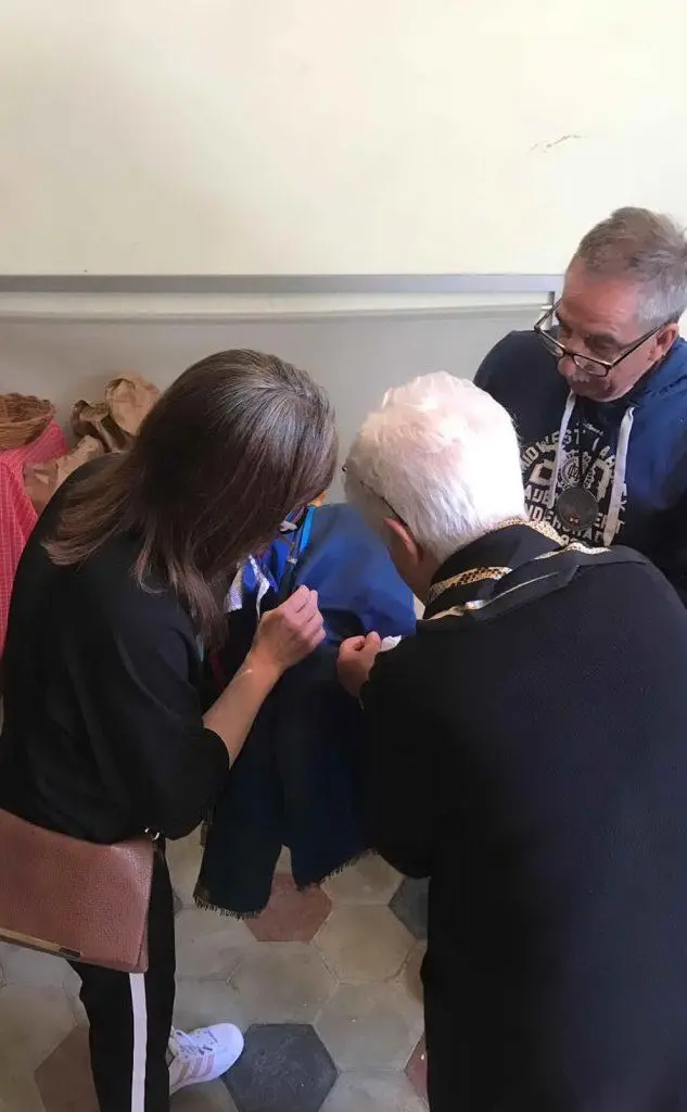 Le operazioni di pulizia dell'abito (foto L'Unione Sarda - Almiento)