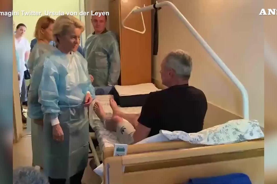 Ursula von der Leyen fa visita ai soldati feriti in un ospedale di Kiev