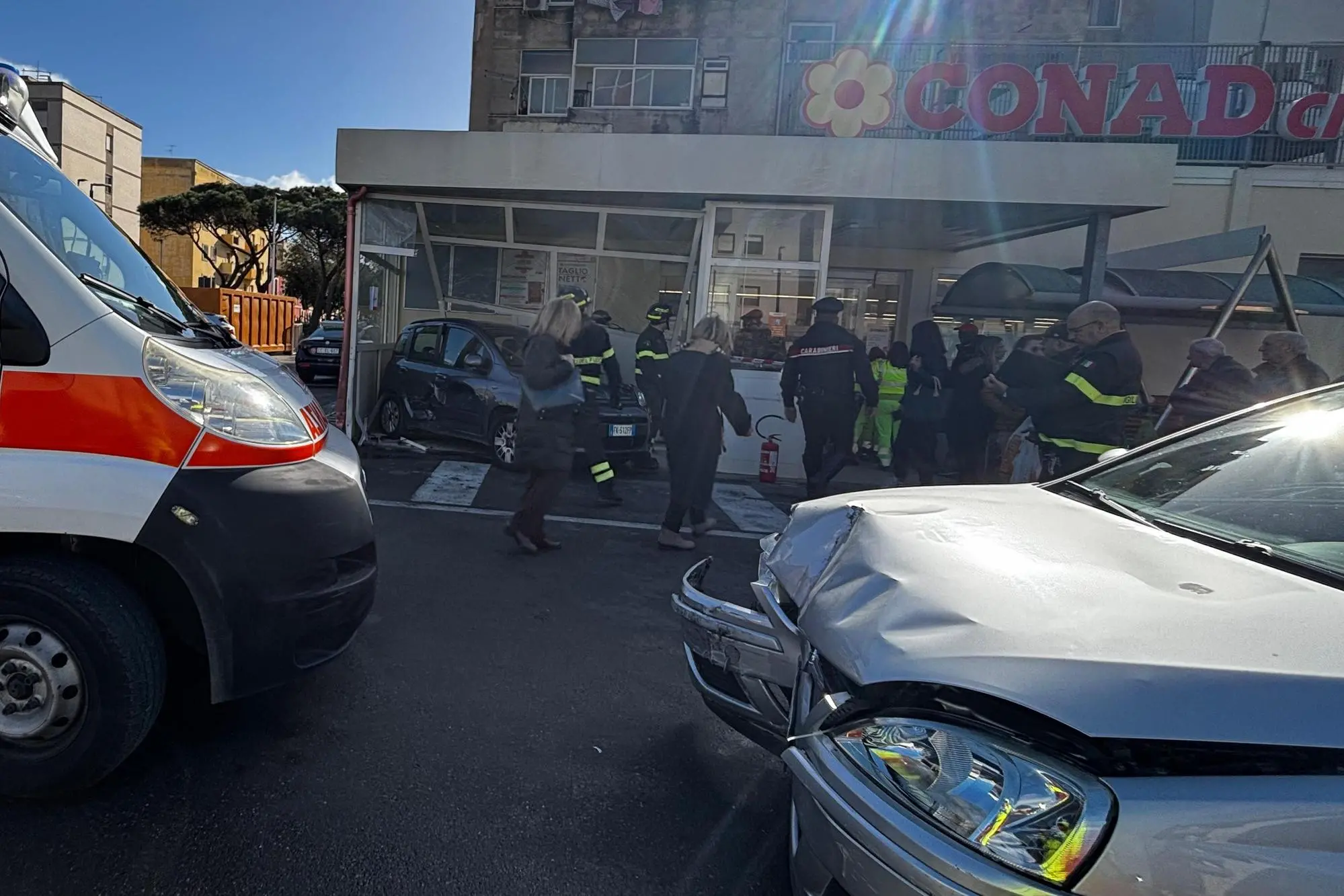 Le due auto coinvolte nell'incidente al supermercato di via Milano a Quartu