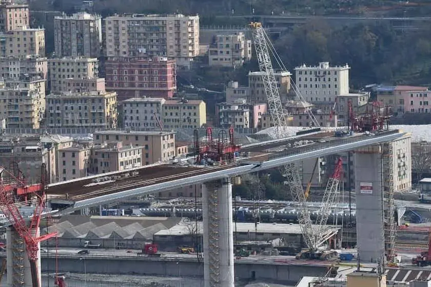 La costruzione del nuovo ponte di Genova (Archivio L'Unione Sarda)
