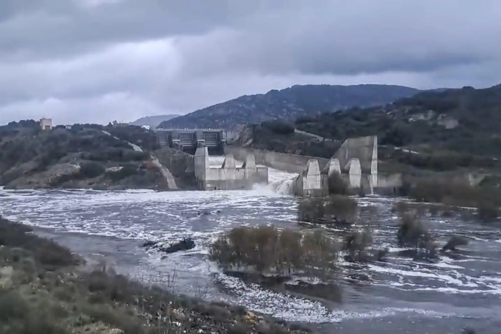 Gli abbondanti rilasci d'acqua nella diga di Maccheronis, a Torpè