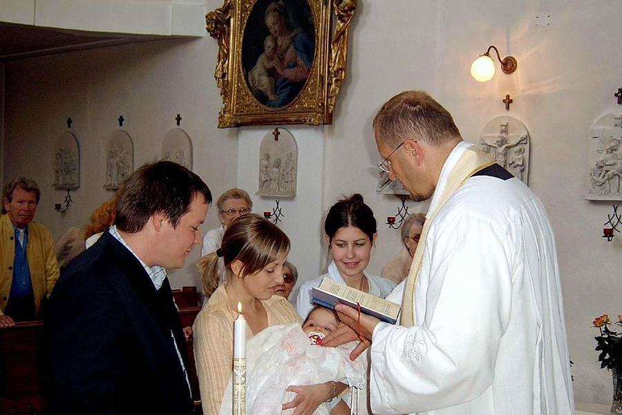 Un battesimo in una foto simbolo (da Wikipedia)