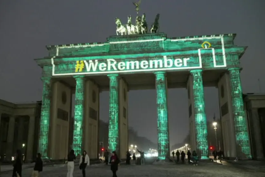 Shoah, sulla Porta di Brandeburgo la scritta "We Remember"