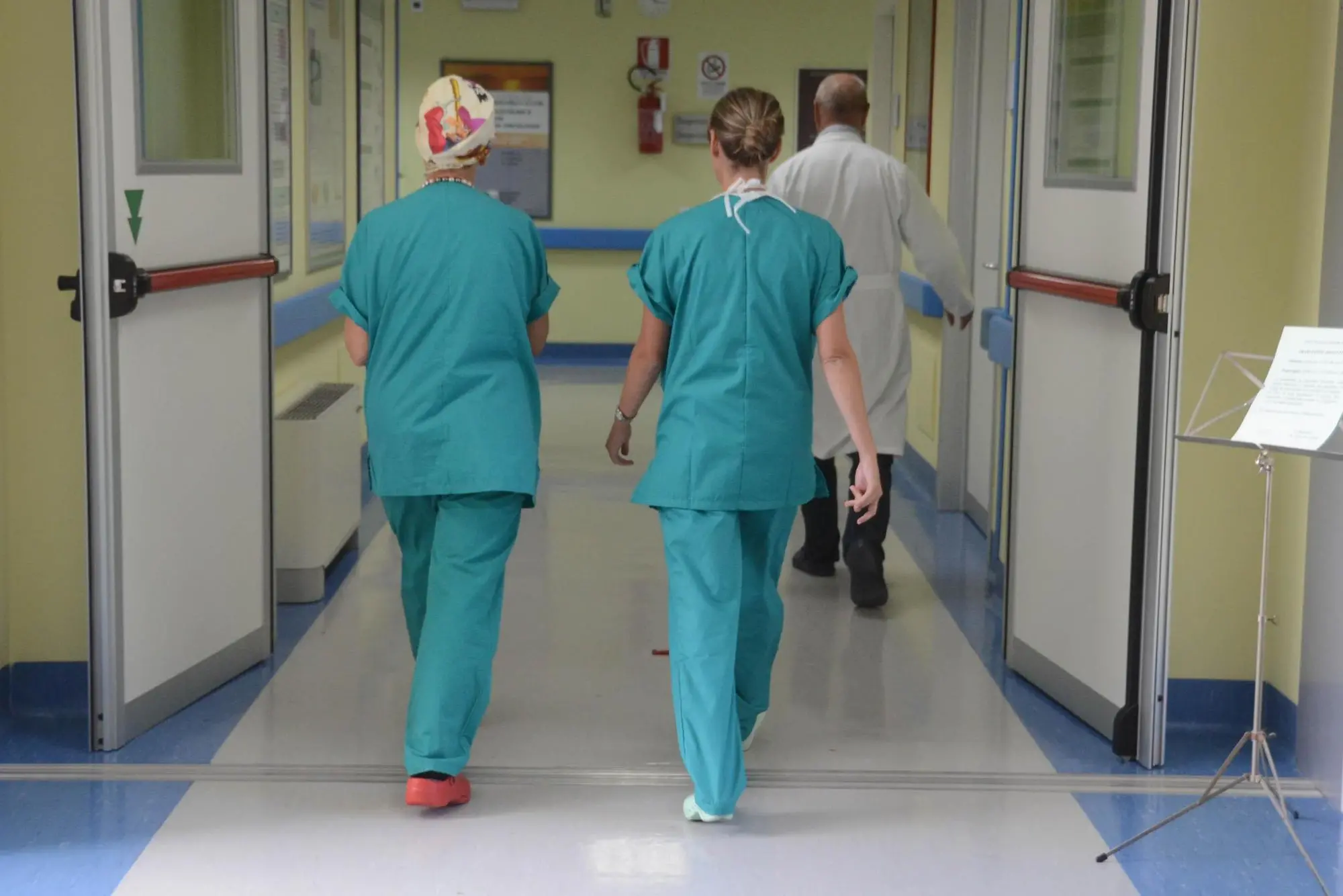 Operatori sanitari in una corsia d’ospedale